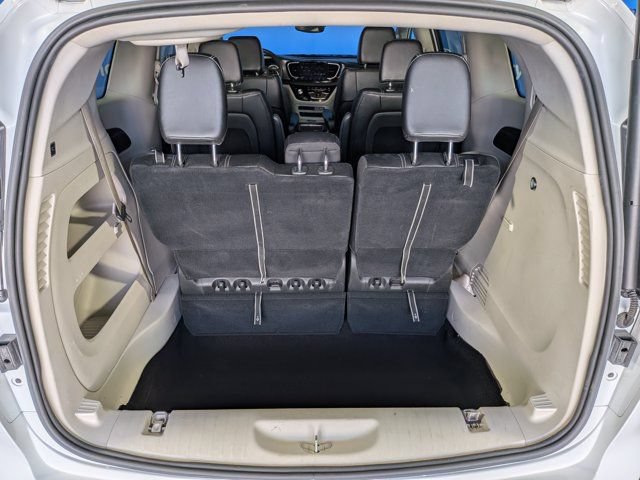 Used 2023 Chrysler Pacifica Touring-L FWD image 18