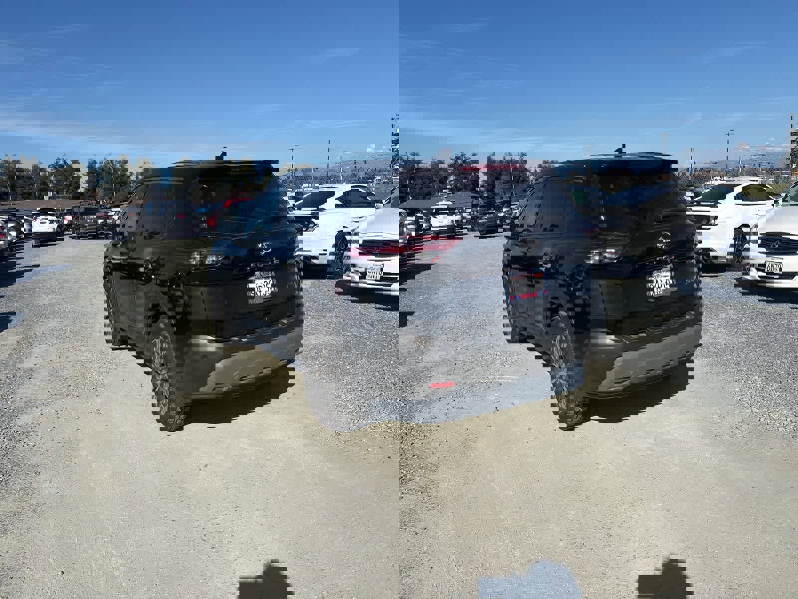 Used 2022 Nissan Rogue SV image 2