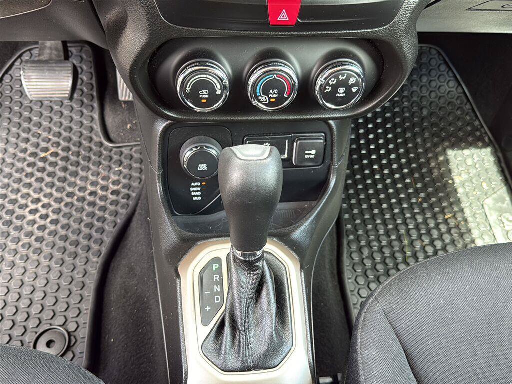Used 2017 Jeep Renegade Latitude AWD/4WD image 50