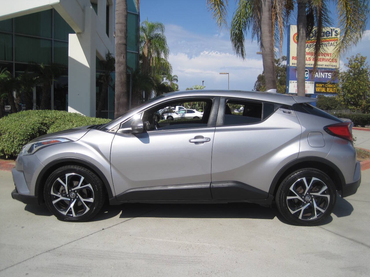 Used 2018 Toyota C-HR XLE FWD image 2
