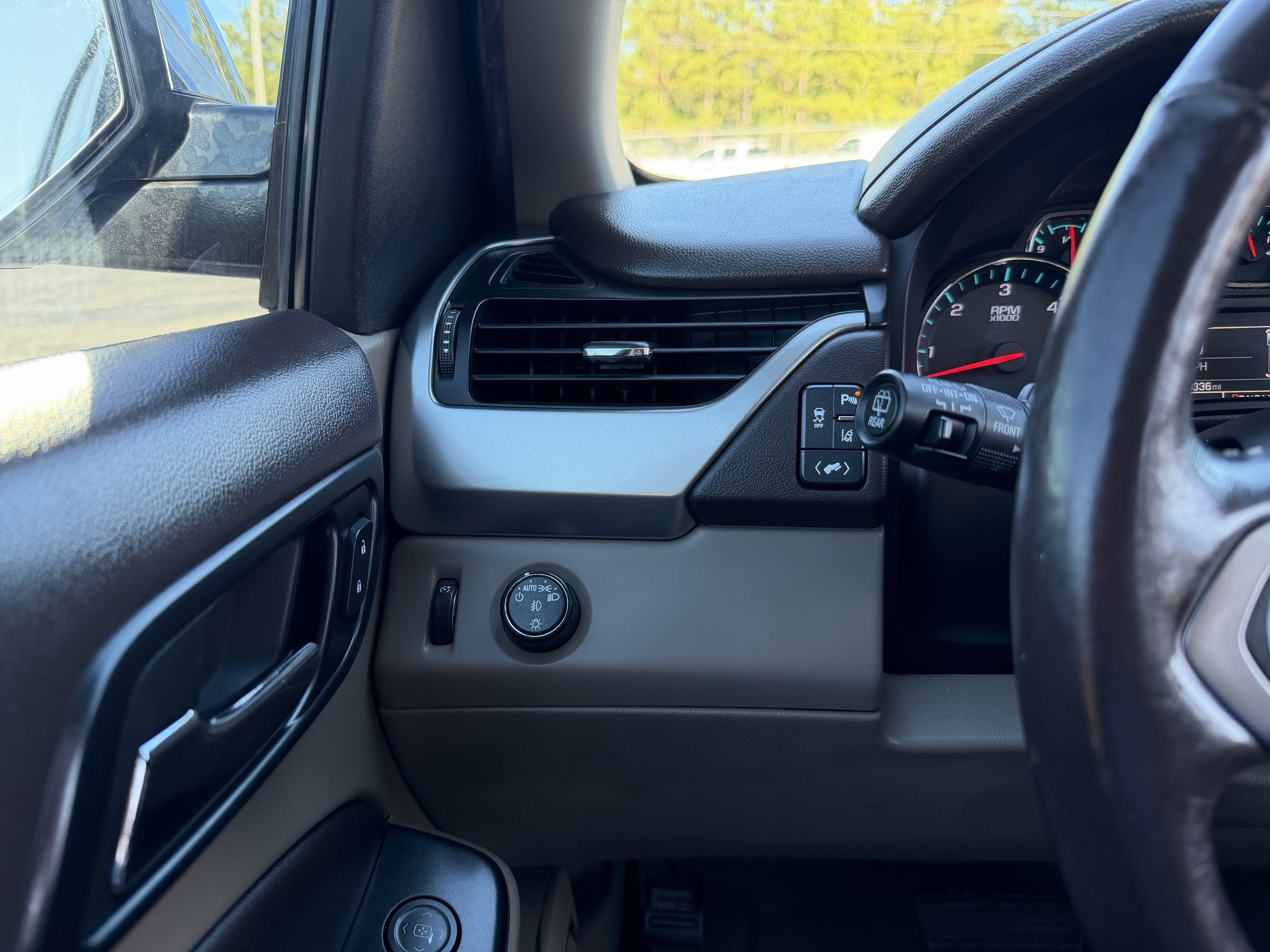 Used 2015 Chevrolet Tahoe LTZ RWD image 16