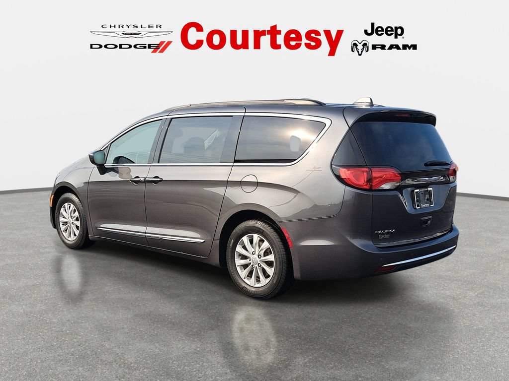 Used 2017 Chrysler Pacifica Touring-L FWD image 6