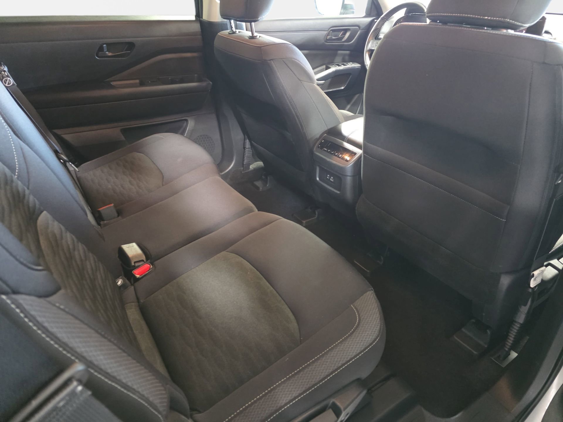 Used 2025 Nissan Pathfinder SV image 11