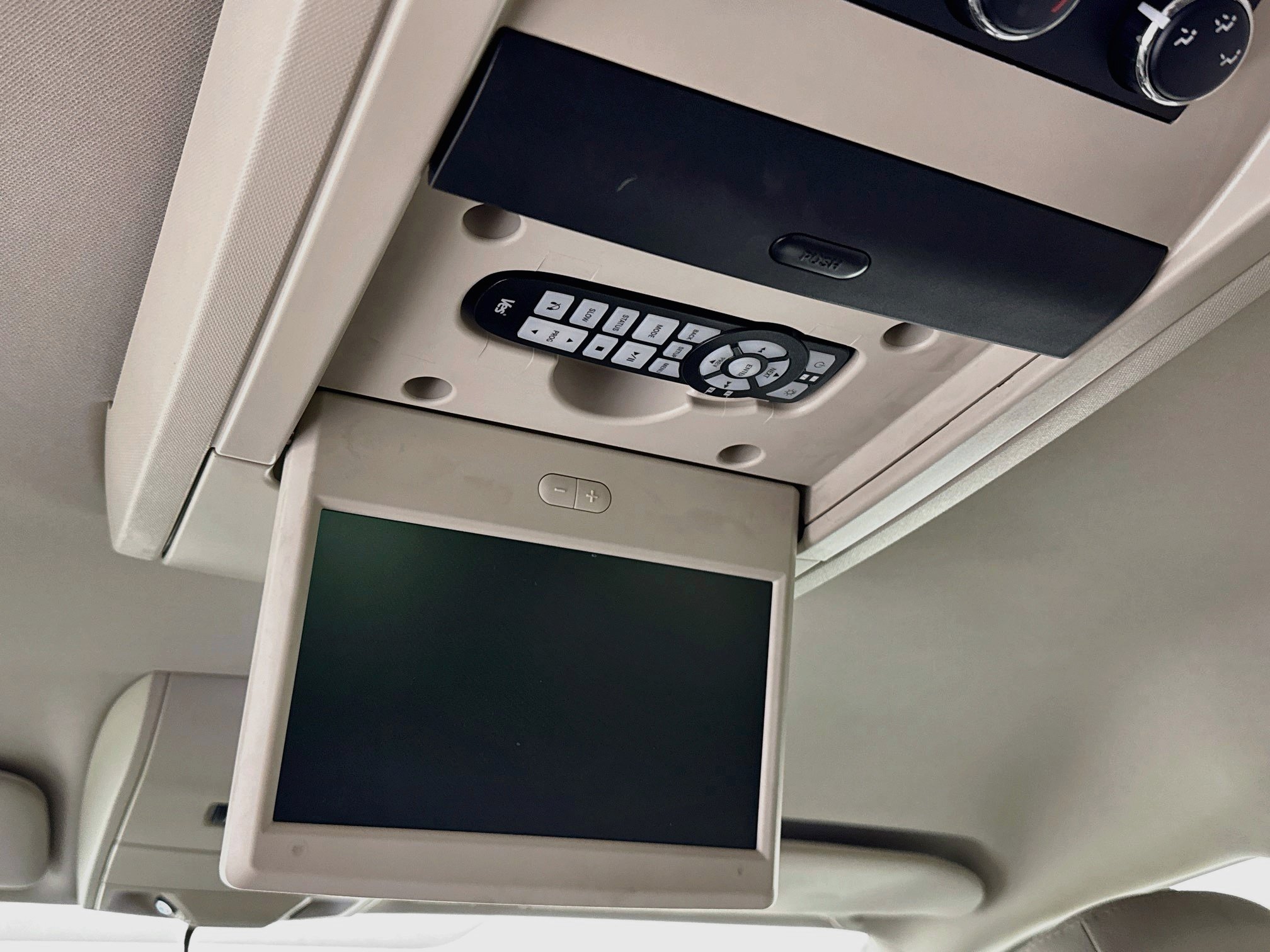 Used 2013 Chrysler Town & Country Touring FWD image 23