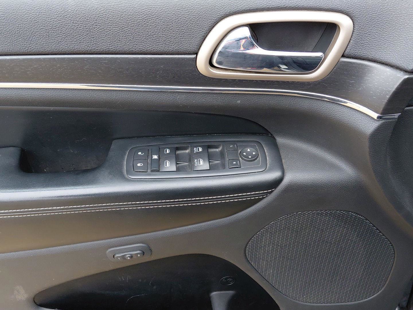 Used 2015 Jeep Grand Cherokee Limited w/ Luxury Group II image 26