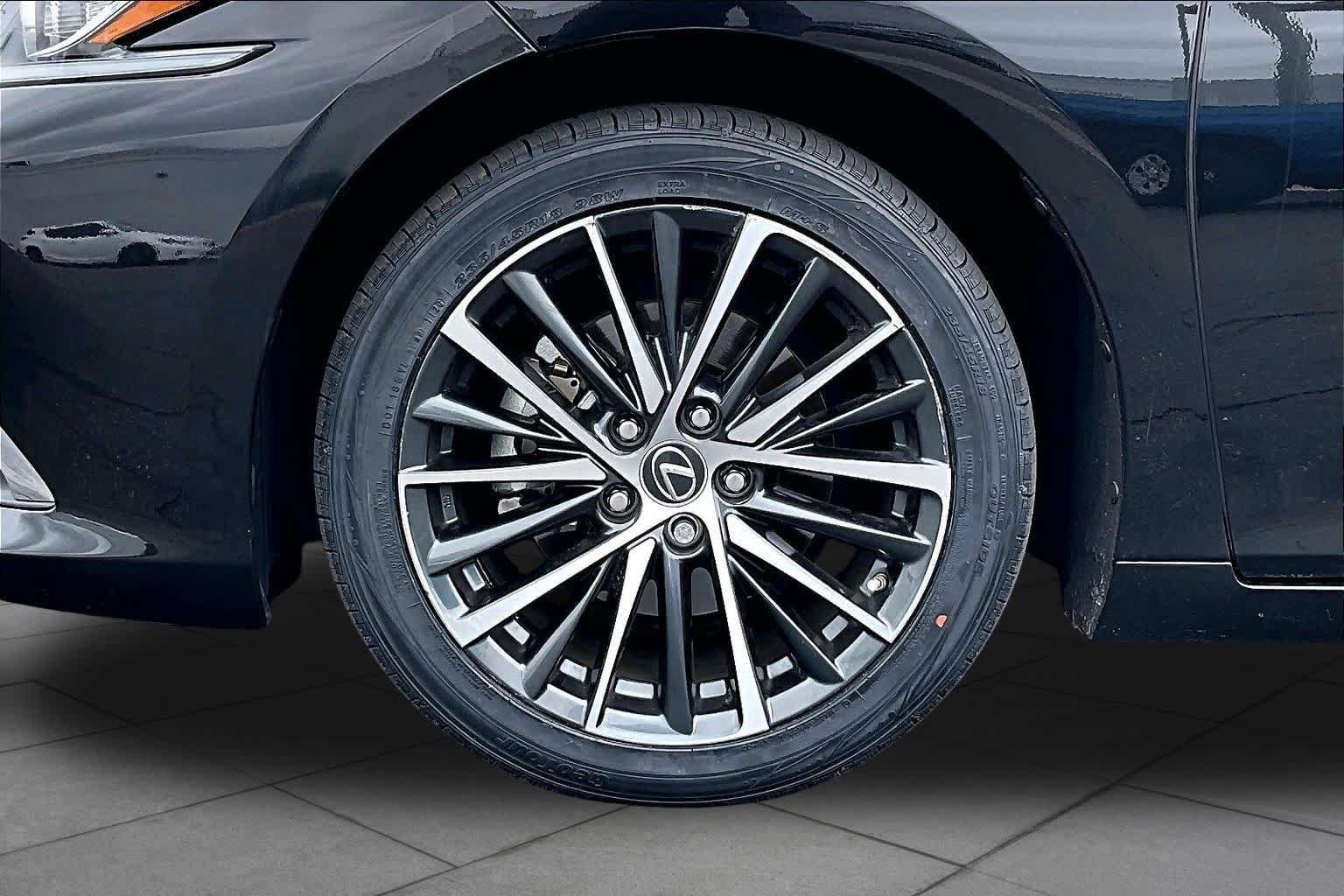 Used 2024 Lexus ES 300h w/ Premium Package FWD image 10