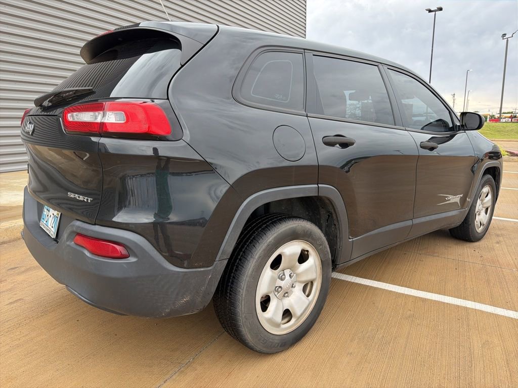 Used 2016 Jeep Cherokee Sport FWD image 3