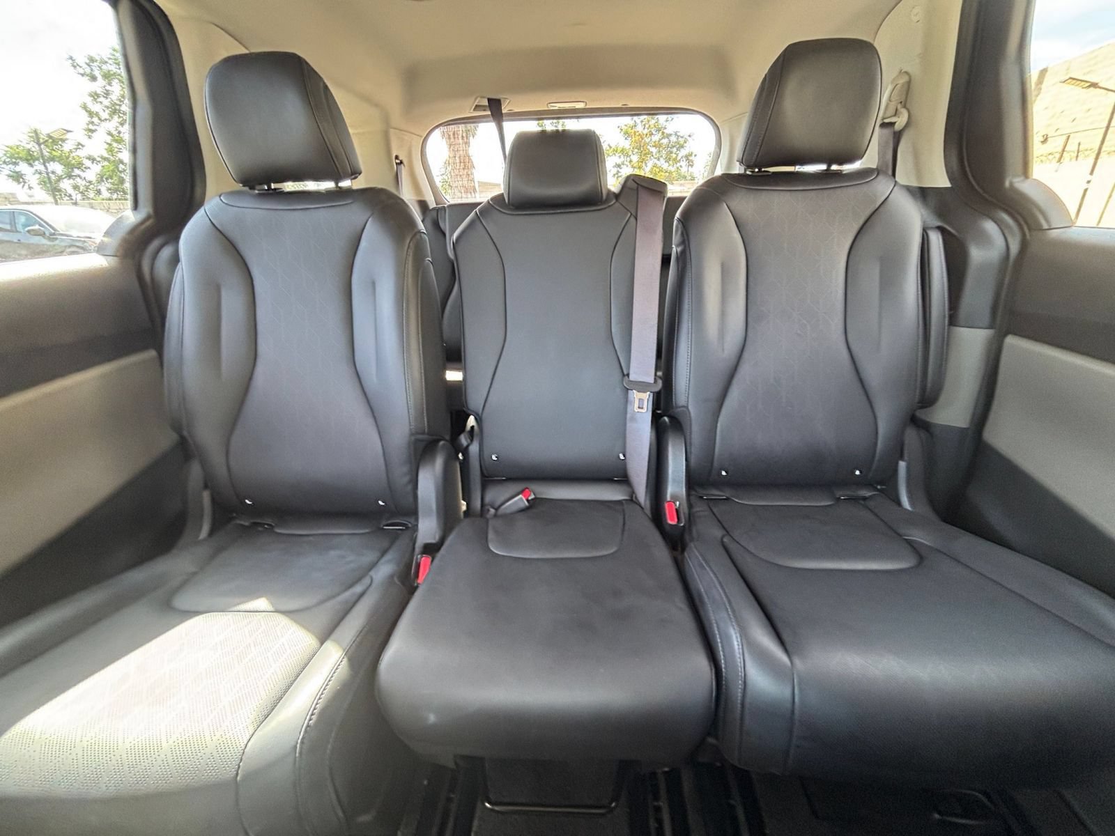 Used 2026 Kia Carnival FWD image 40