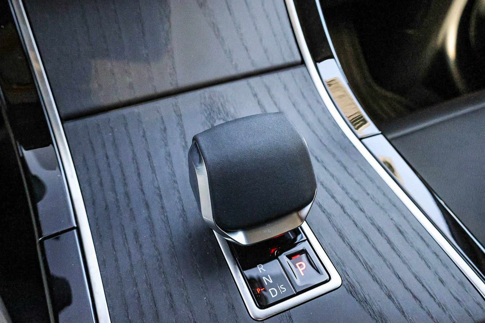 New 2026 Land Rover Range Rover Velar Dynamic SE image 35