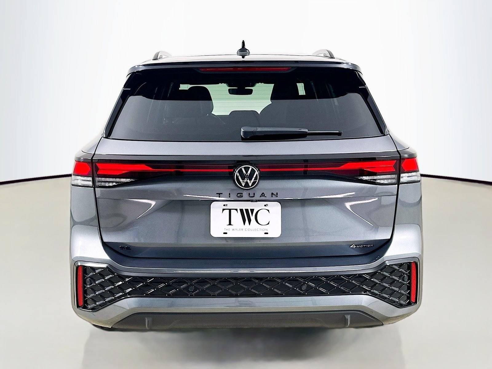 Certified 2025 Volkswagen Tiguan SE R-Line AWD/4WD image 6