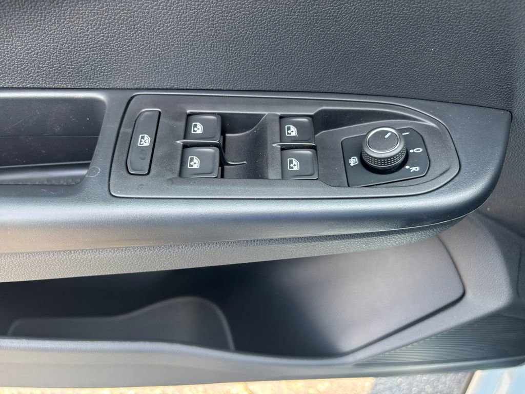 Used 2025 Volkswagen Taos SE image 16