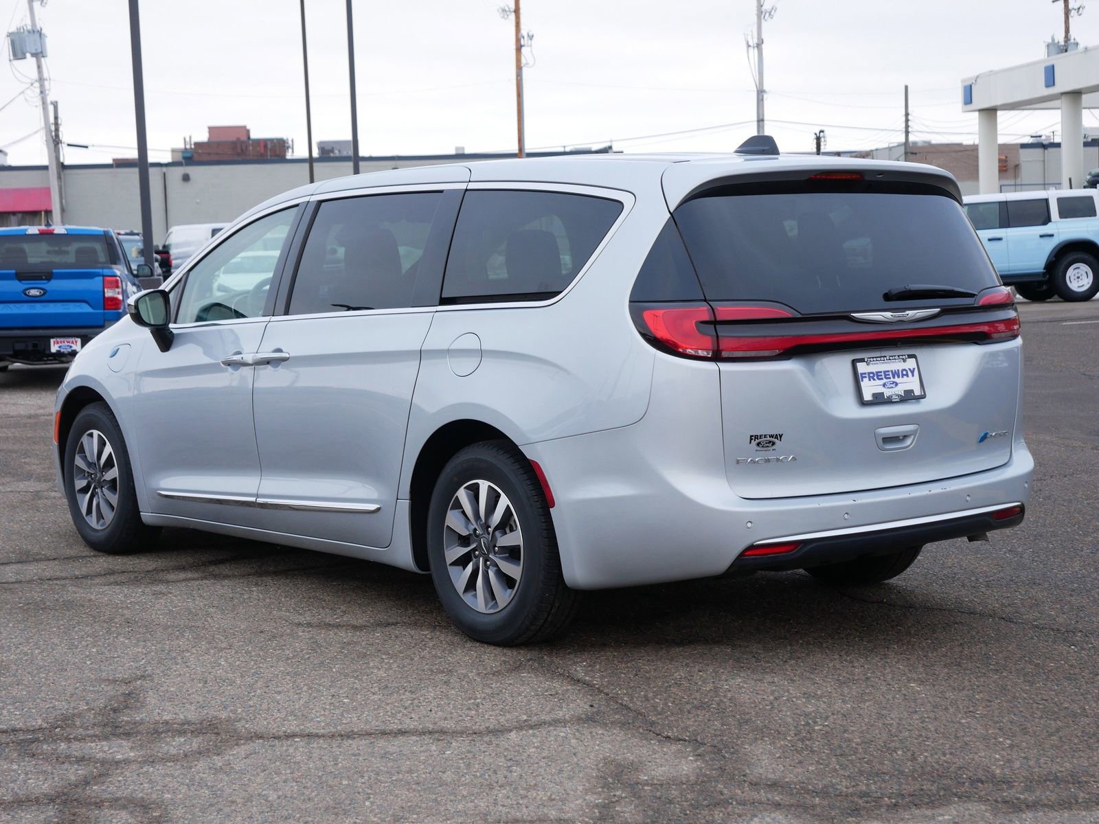 Used 2023 Chrysler Pacifica Limited image 3