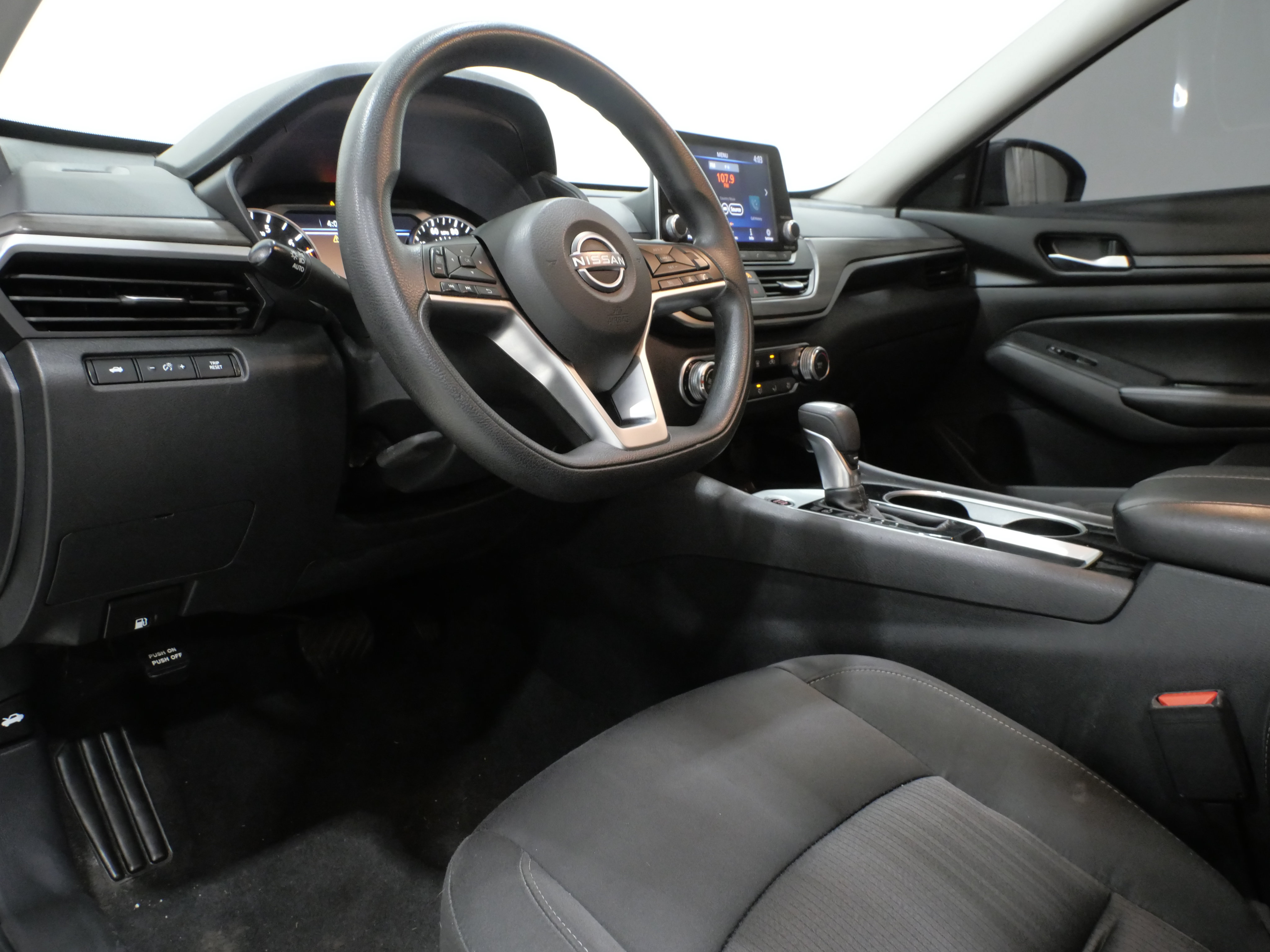 Used 2024 Nissan Altima 2.5 SV FWD image 11
