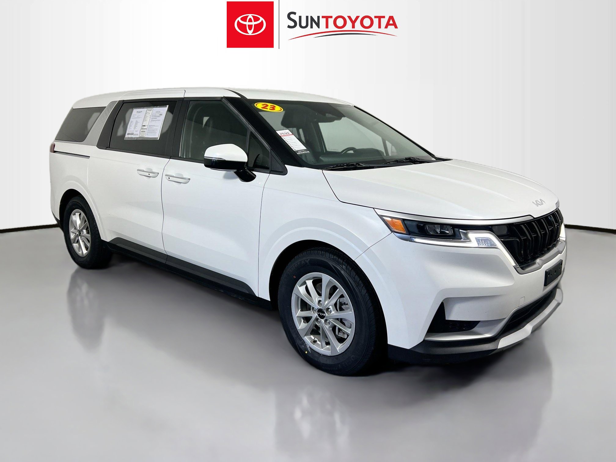 Used 2023 Kia Carnival LX image 1