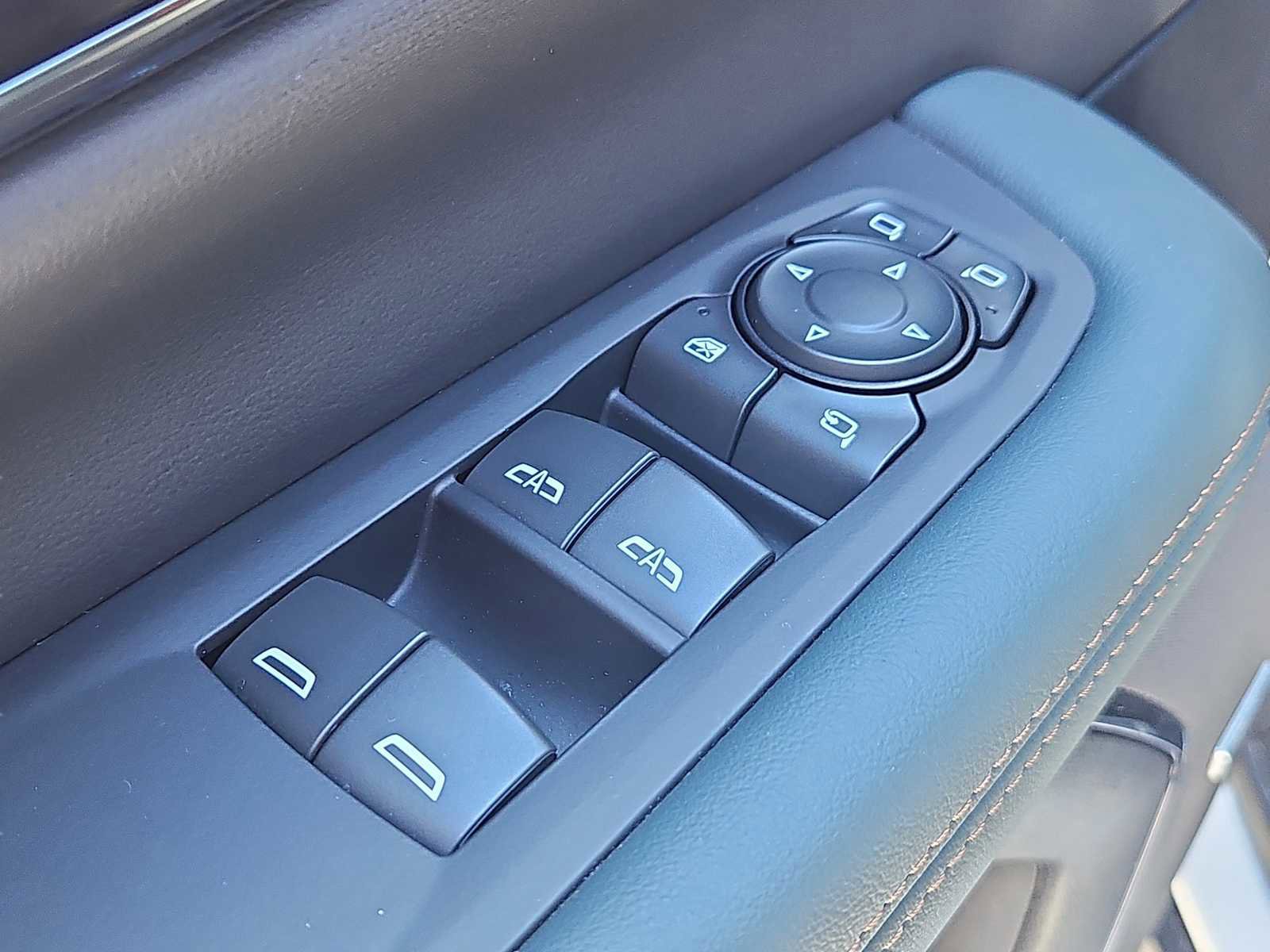 Used 2025 GMC Yukon AT4 w/ AT4 Premium Package image 33