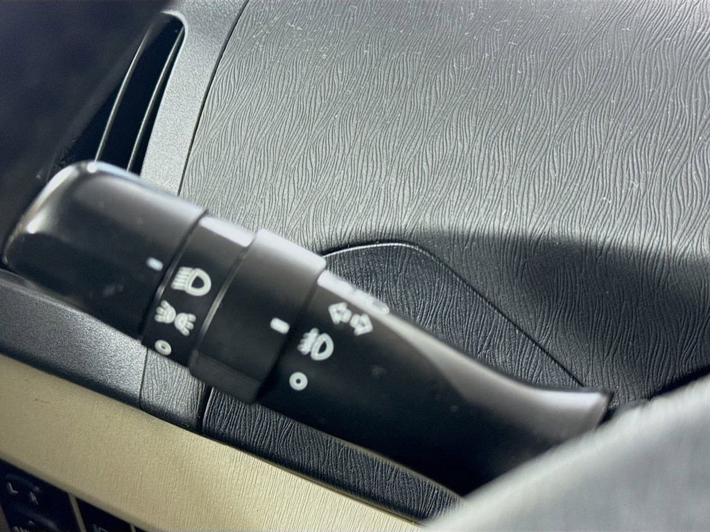 Used 2011 Toyota Prius Five w/ Advanced Technology Pkg image 12