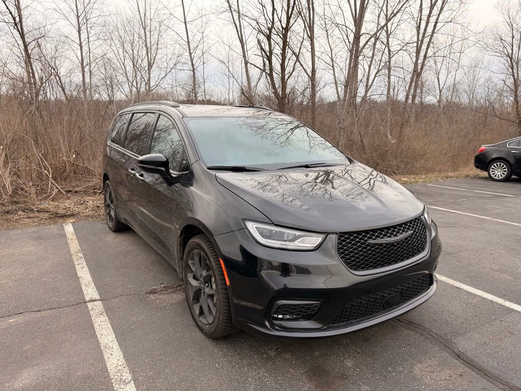 Used 2023 Chrysler Pacifica Limited w/ S Appearance Package image 3