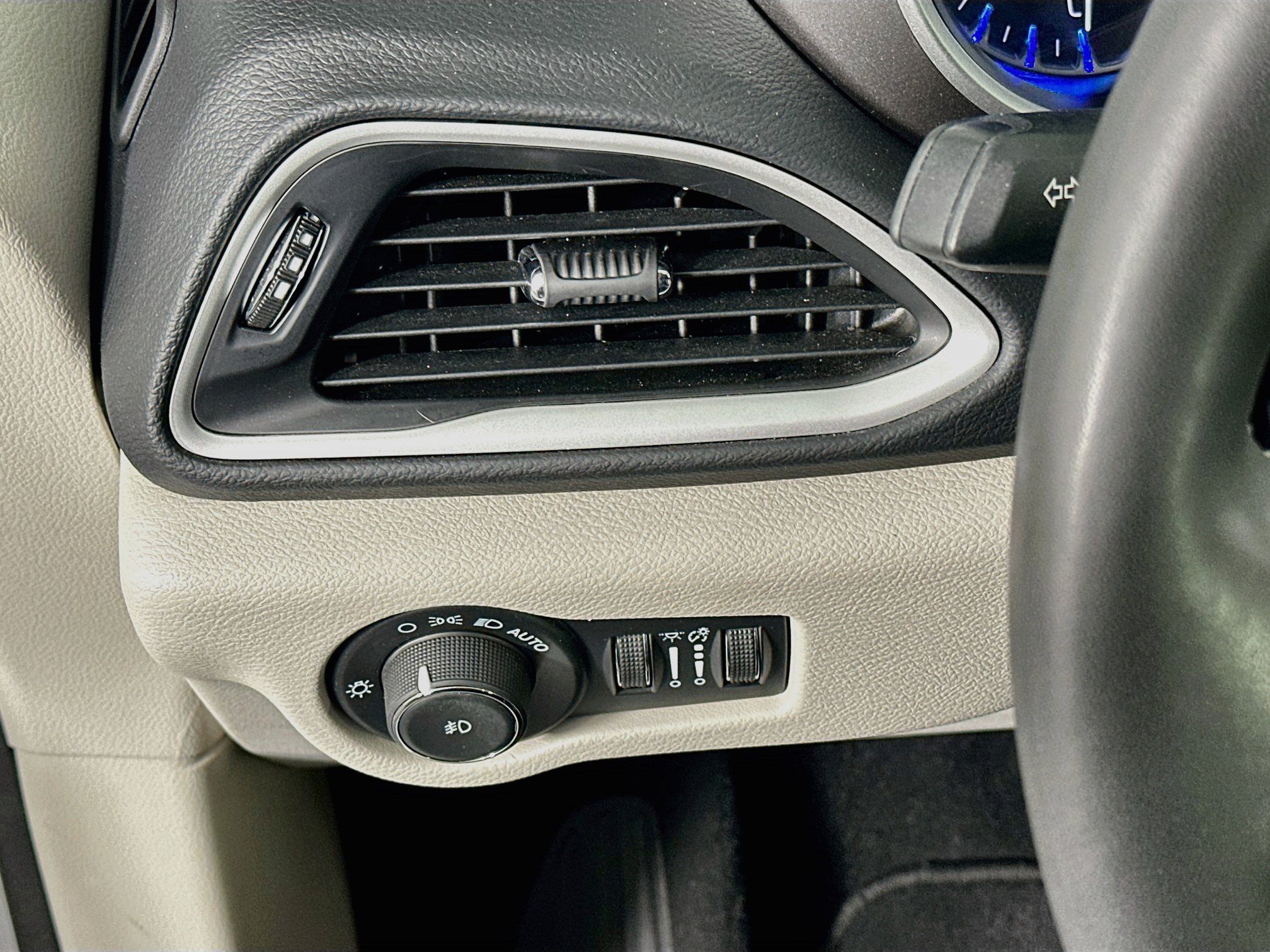 Used 2024 Chrysler Pacifica Touring-L FWD image 17