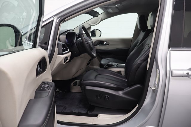 Used 2024 Chrysler Pacifica Touring-L image 11