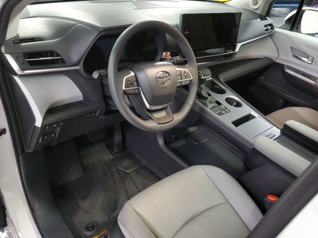 Used 2026 Toyota Sienna XLE AWD/4WD image 11