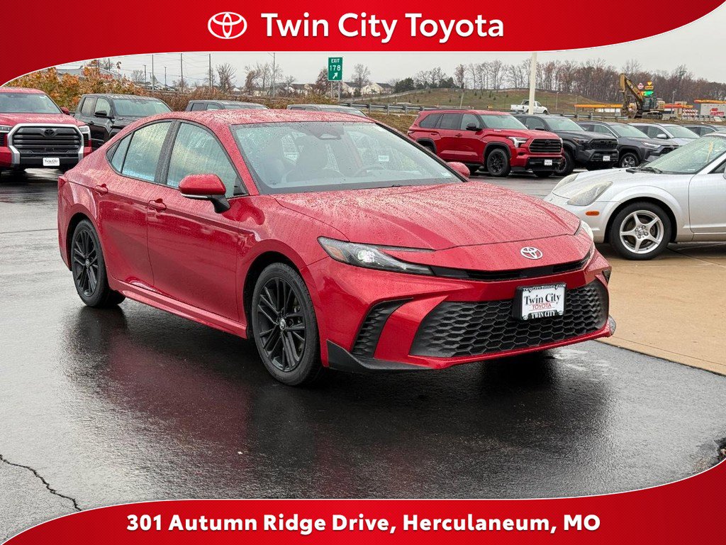 Certified 2025 Toyota Camry SE FWD image 1