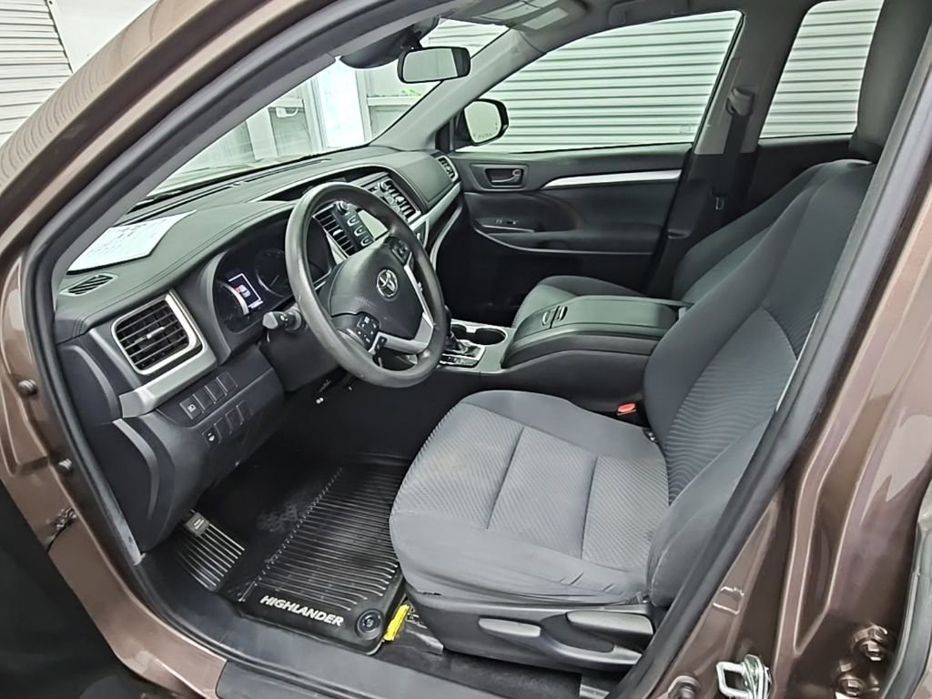 Used 2019 Toyota Highlander LE FWD image 11