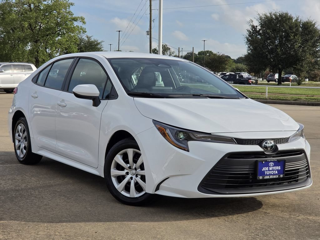 Used 2026 Toyota Corolla LE FWD image 2