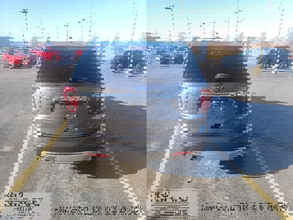 Used 2017 Ford Explorer XLT image 4