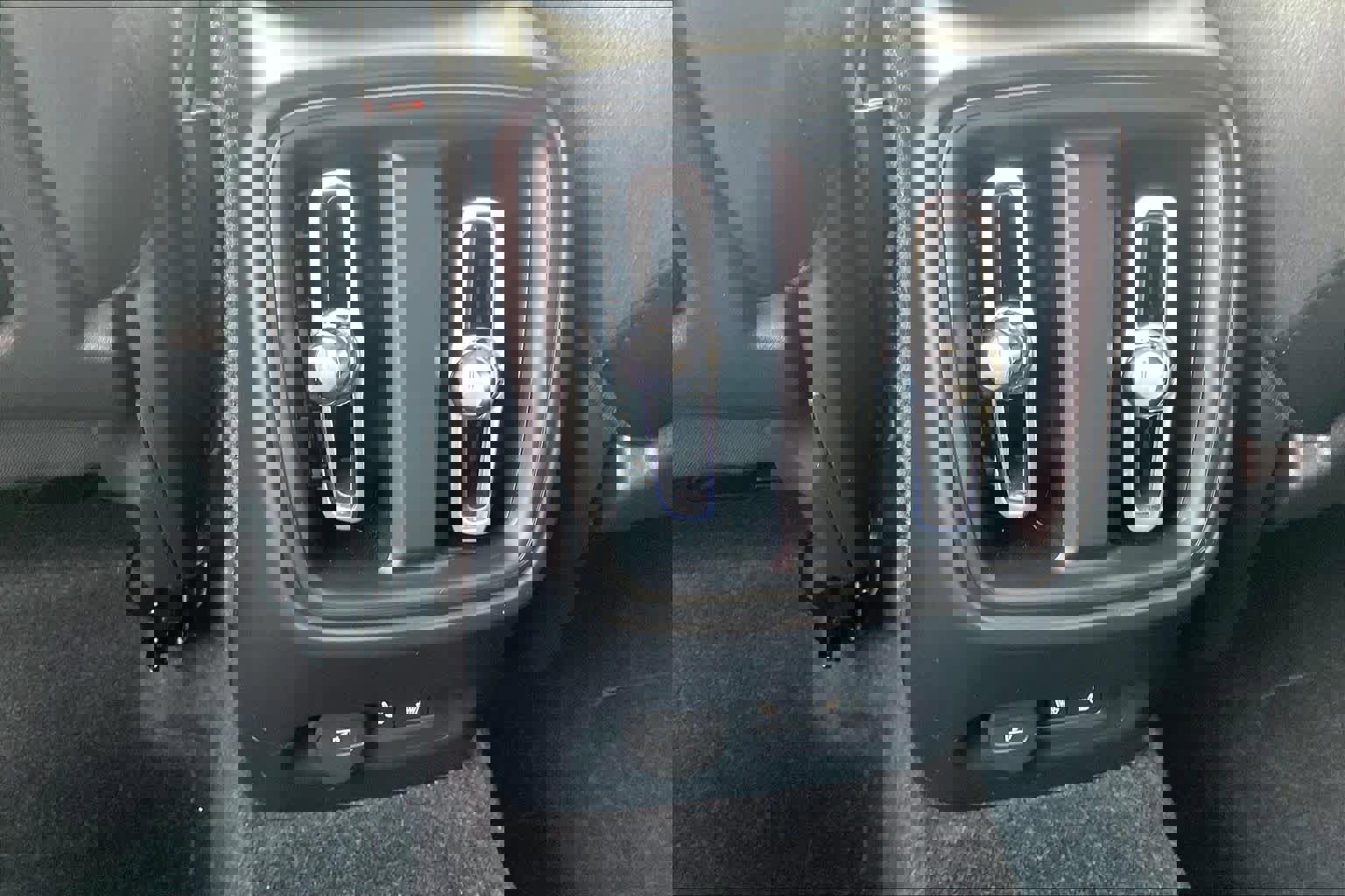 Used 2023 Volvo XC40 Recharge Ultimate image 38