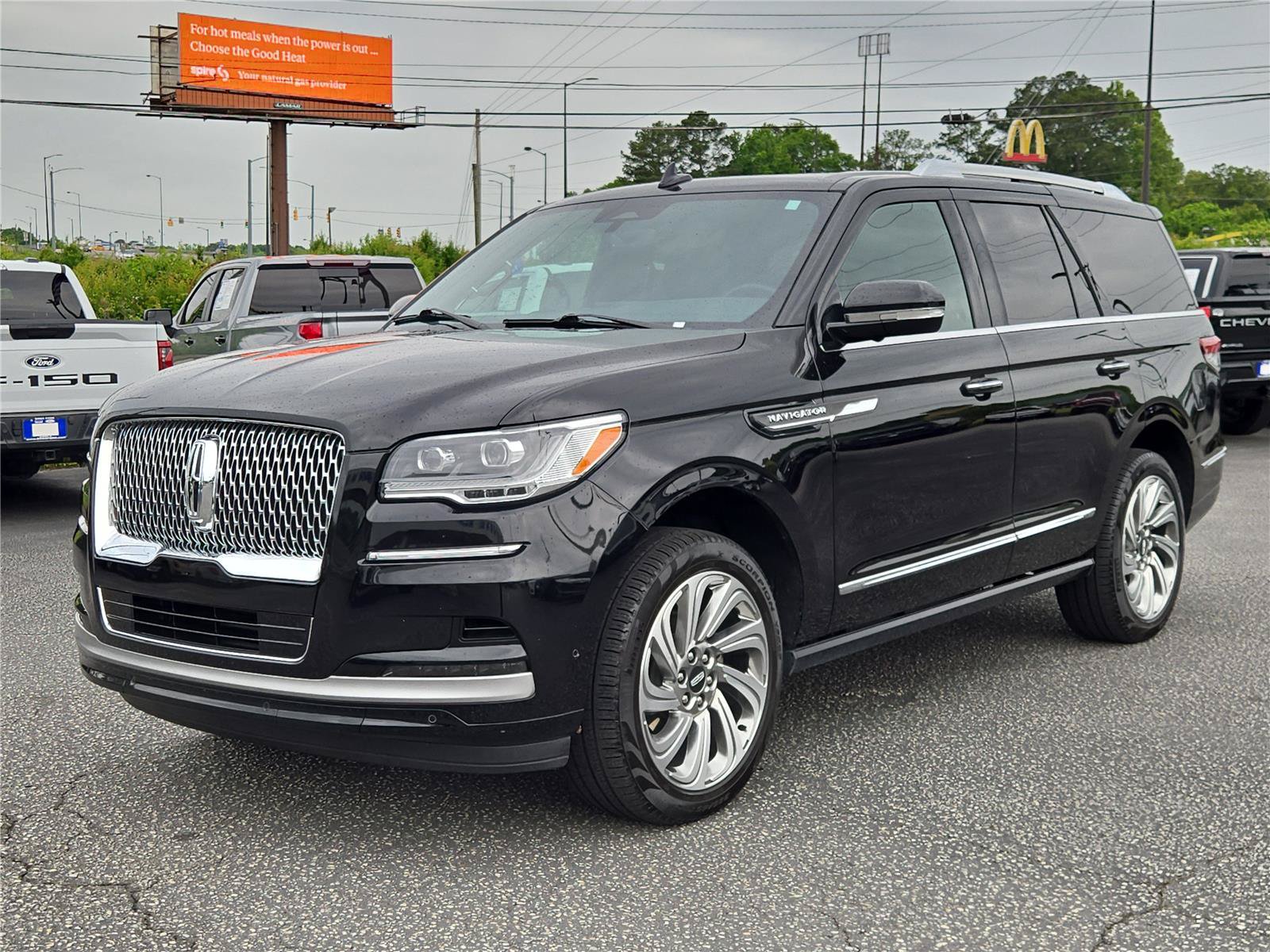 Used 2024 Lincoln Navigator Premiere AWD/4WD image 2