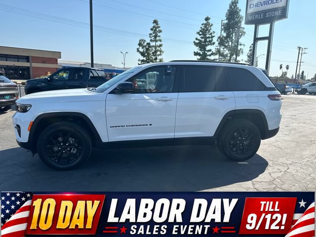 Used 2024 Jeep Grand Cherokee Altitude AWD/4WD image 4