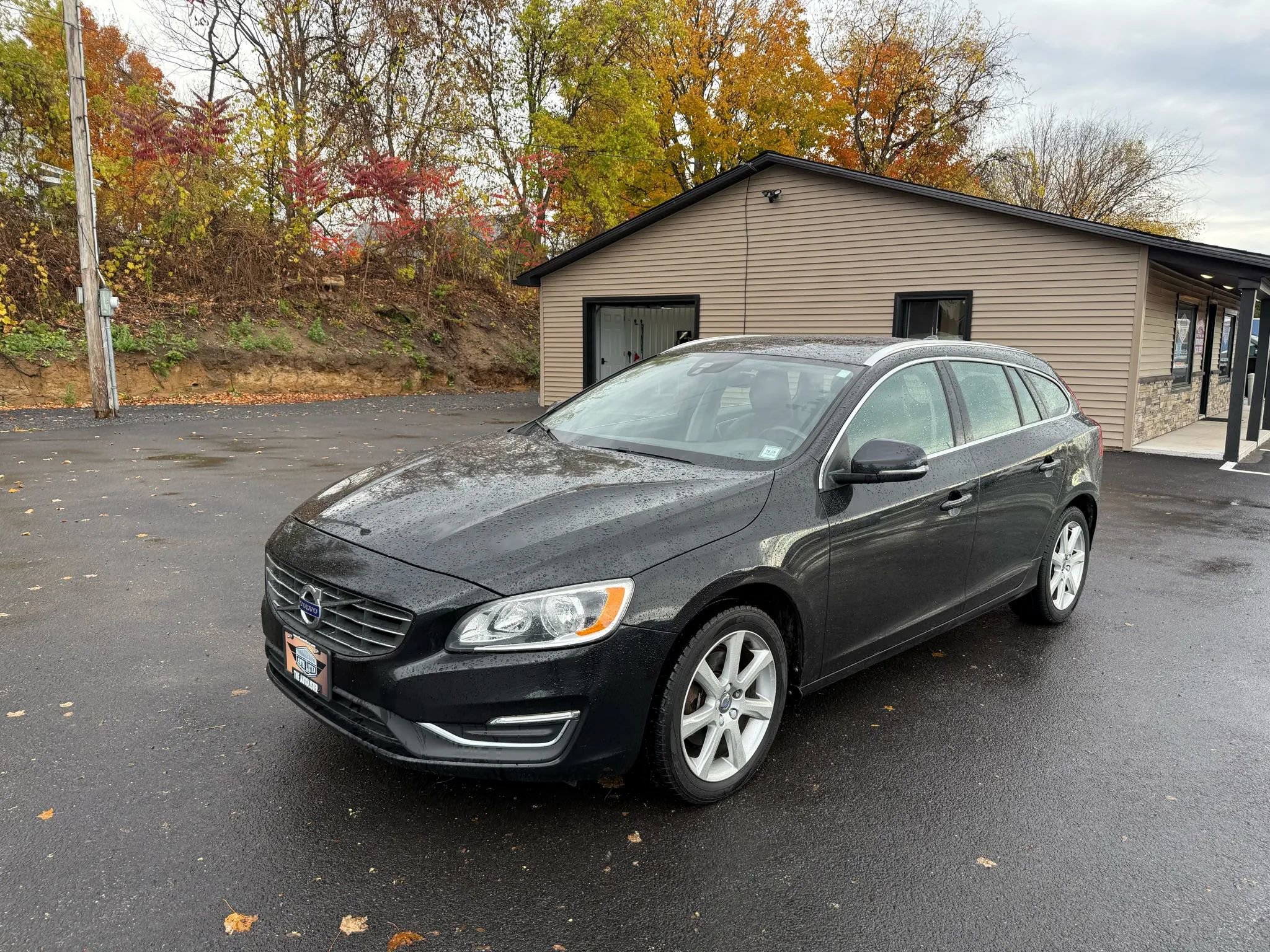 Used 2017 Volvo V60 T5 Premier w/ Convenience Package image 1
