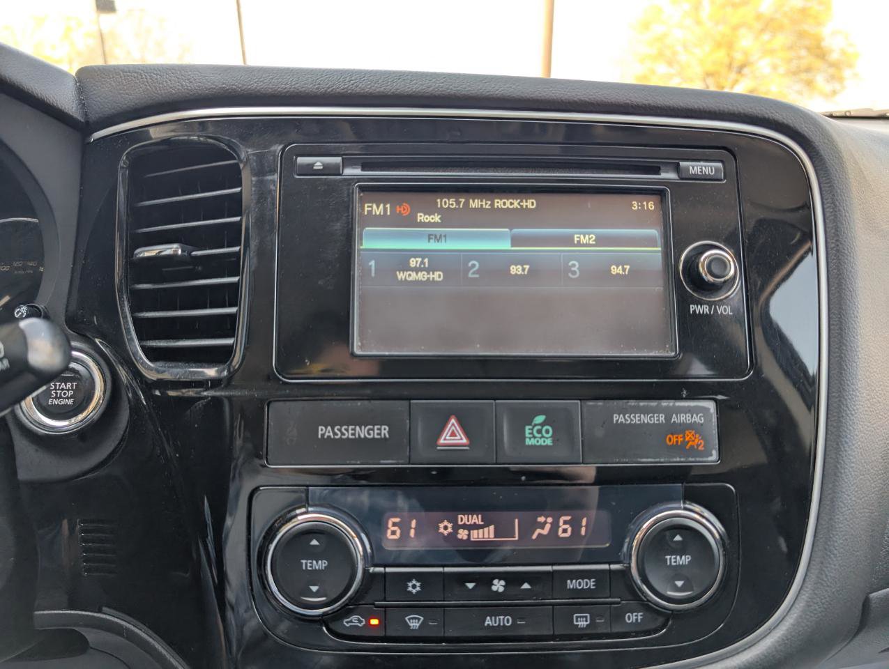 Used 2015 Mitsubishi Outlander SE image 16