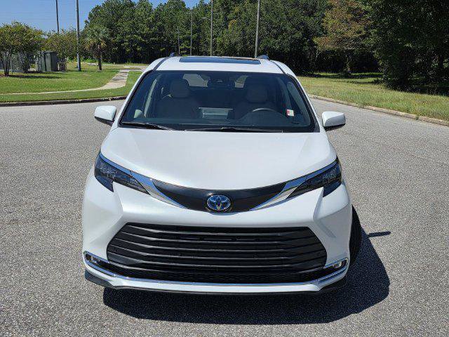 Certified 2024 Toyota Sienna XLE FWD image 2