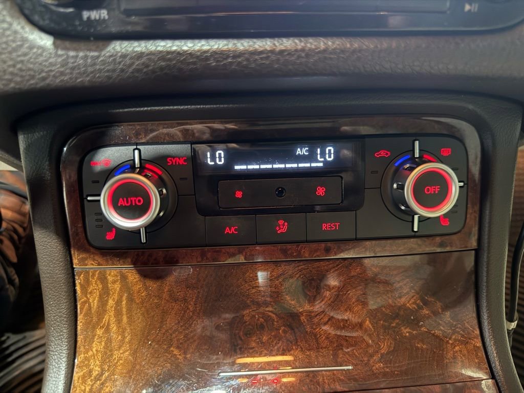 Used 2014 Volkswagen Touareg TDI image 19