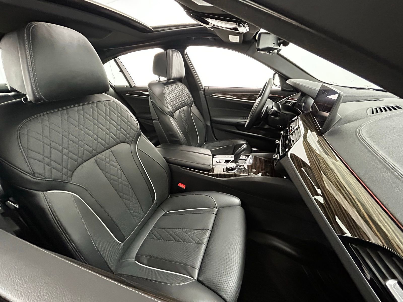 Used 2021 BMW M550i xDrive w/ Executive Package image 41