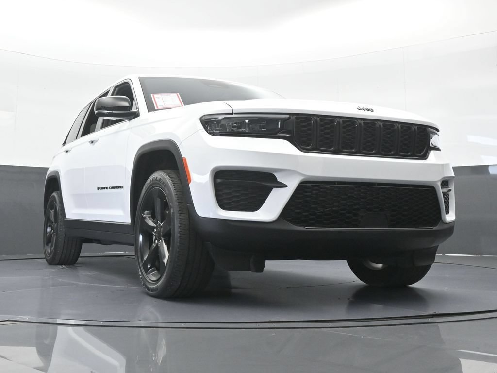 Used 2024 Jeep Grand Cherokee Altitude RWD image 61