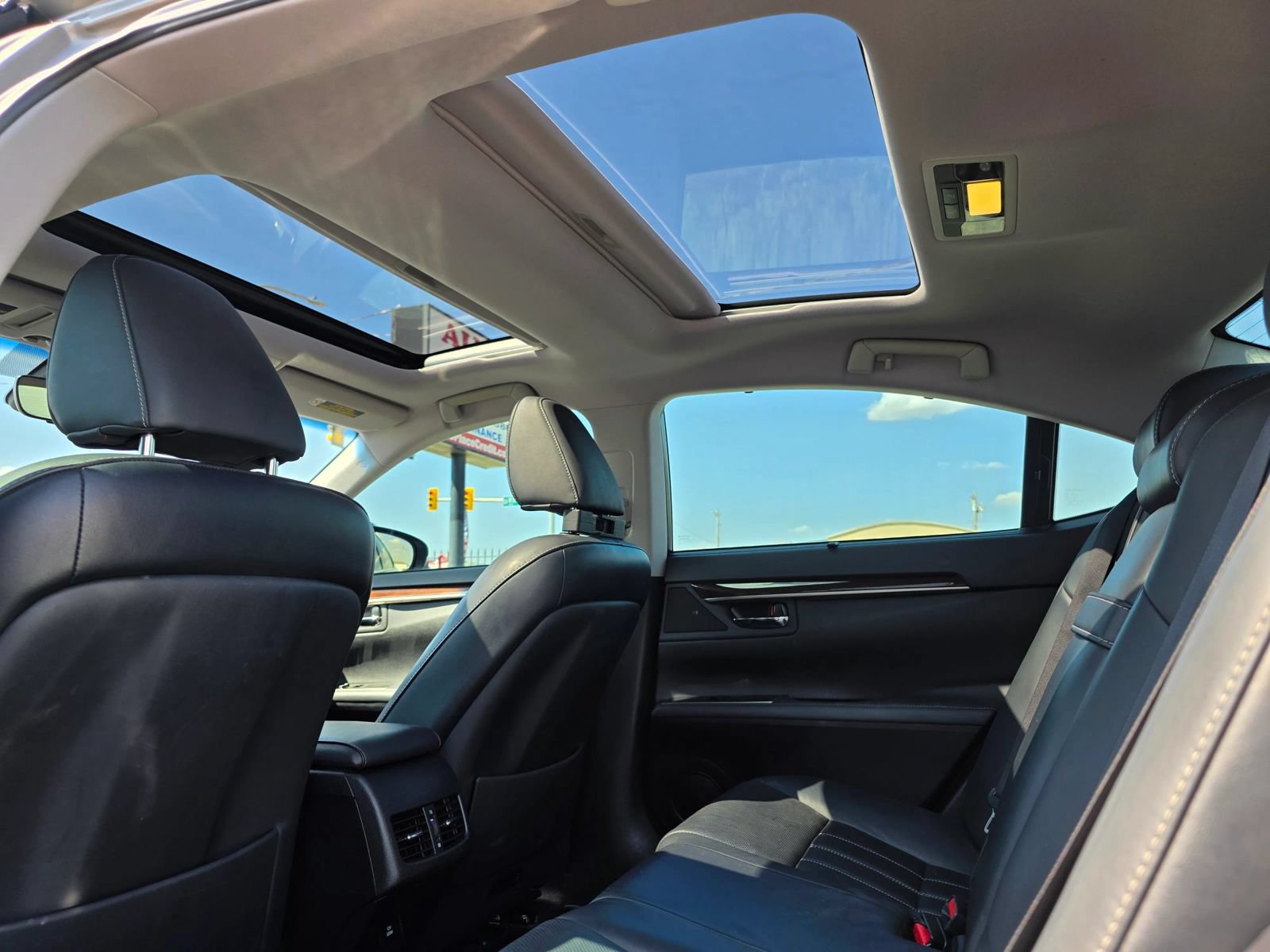 Used 2018 Lexus ES 350 w/ Ultra Luxury Package FWD image 3