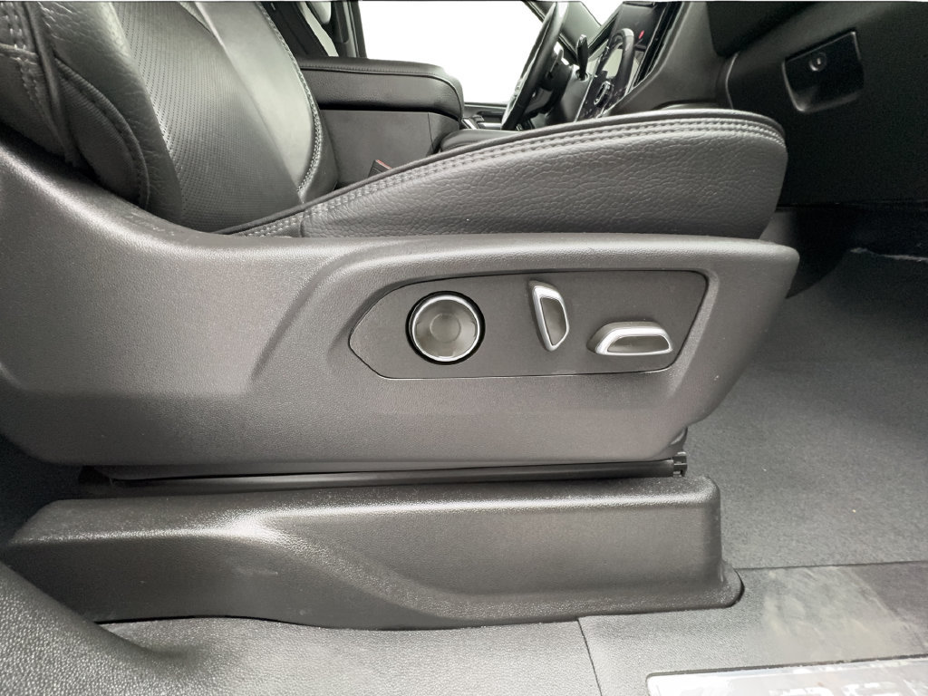 Used 2025 GMC Yukon Denali AWD/4WD image 36