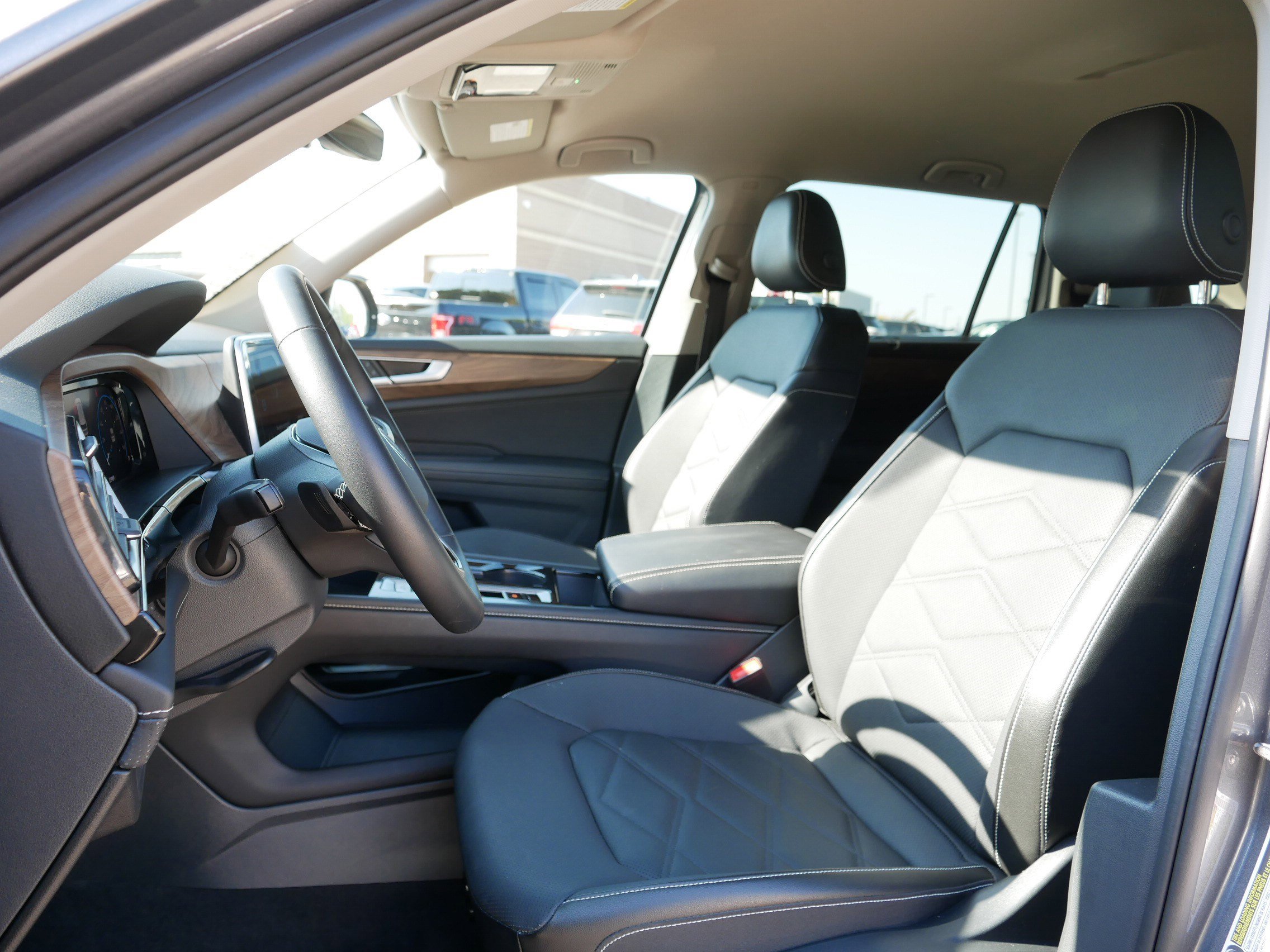 Used 2025 Volkswagen Atlas SE image 34