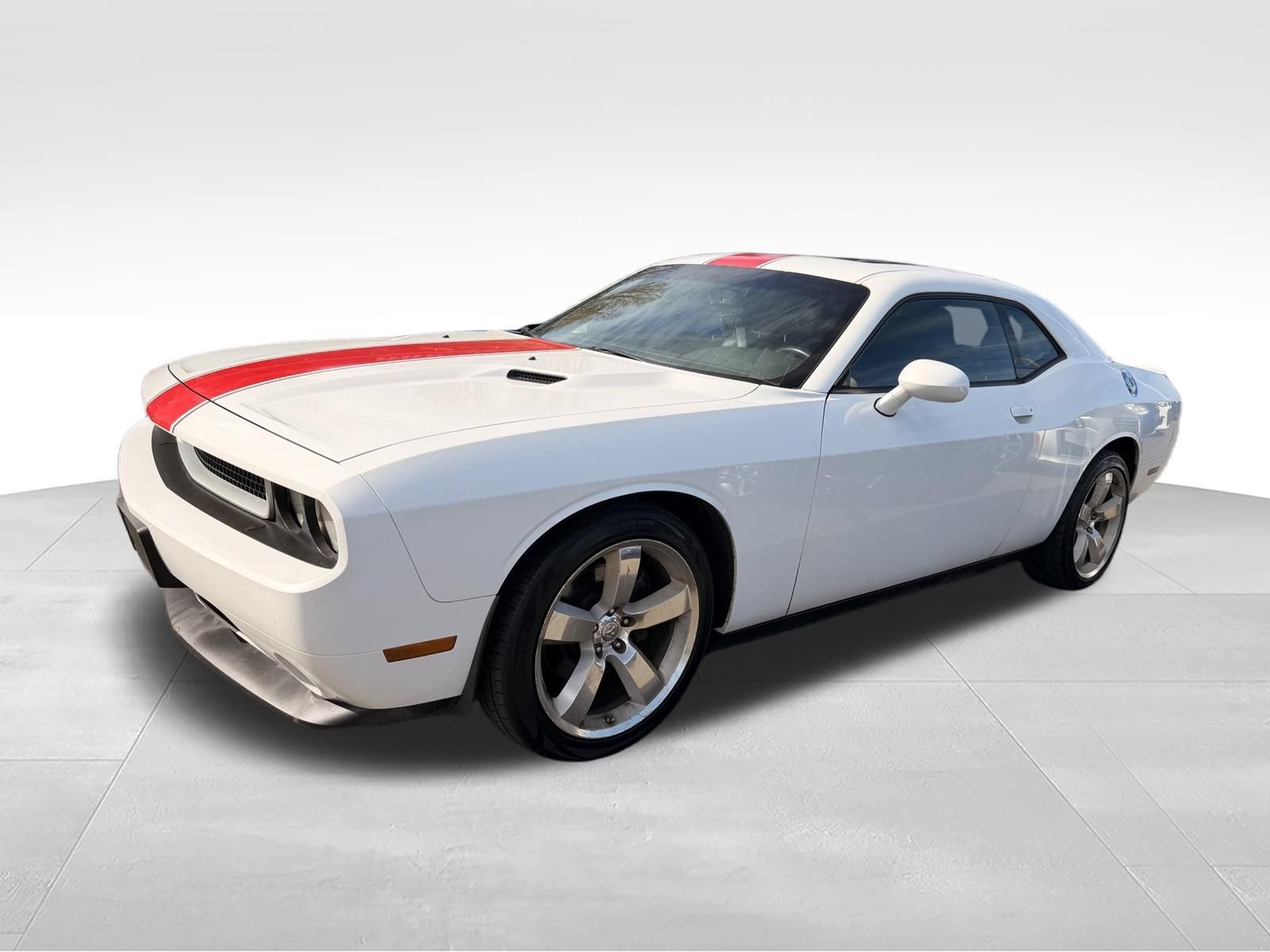 Used 2014 Dodge Challenger SXT RWD image 2