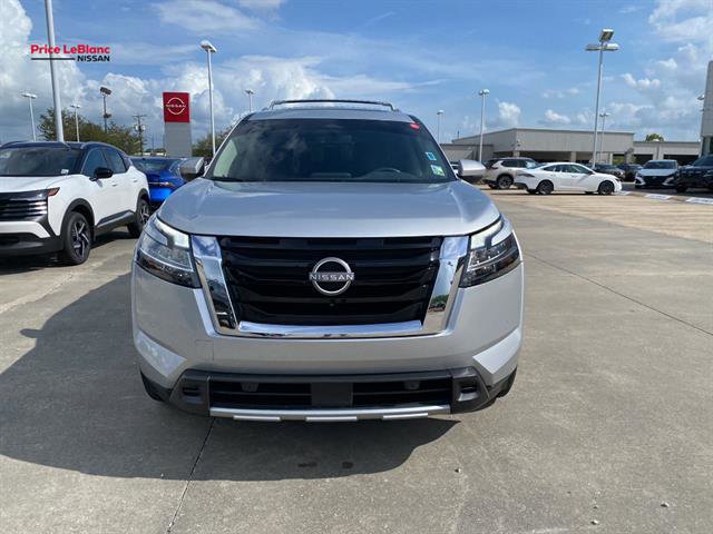 Used 2024 Nissan Pathfinder SL w/ SL Premium Package image 2
