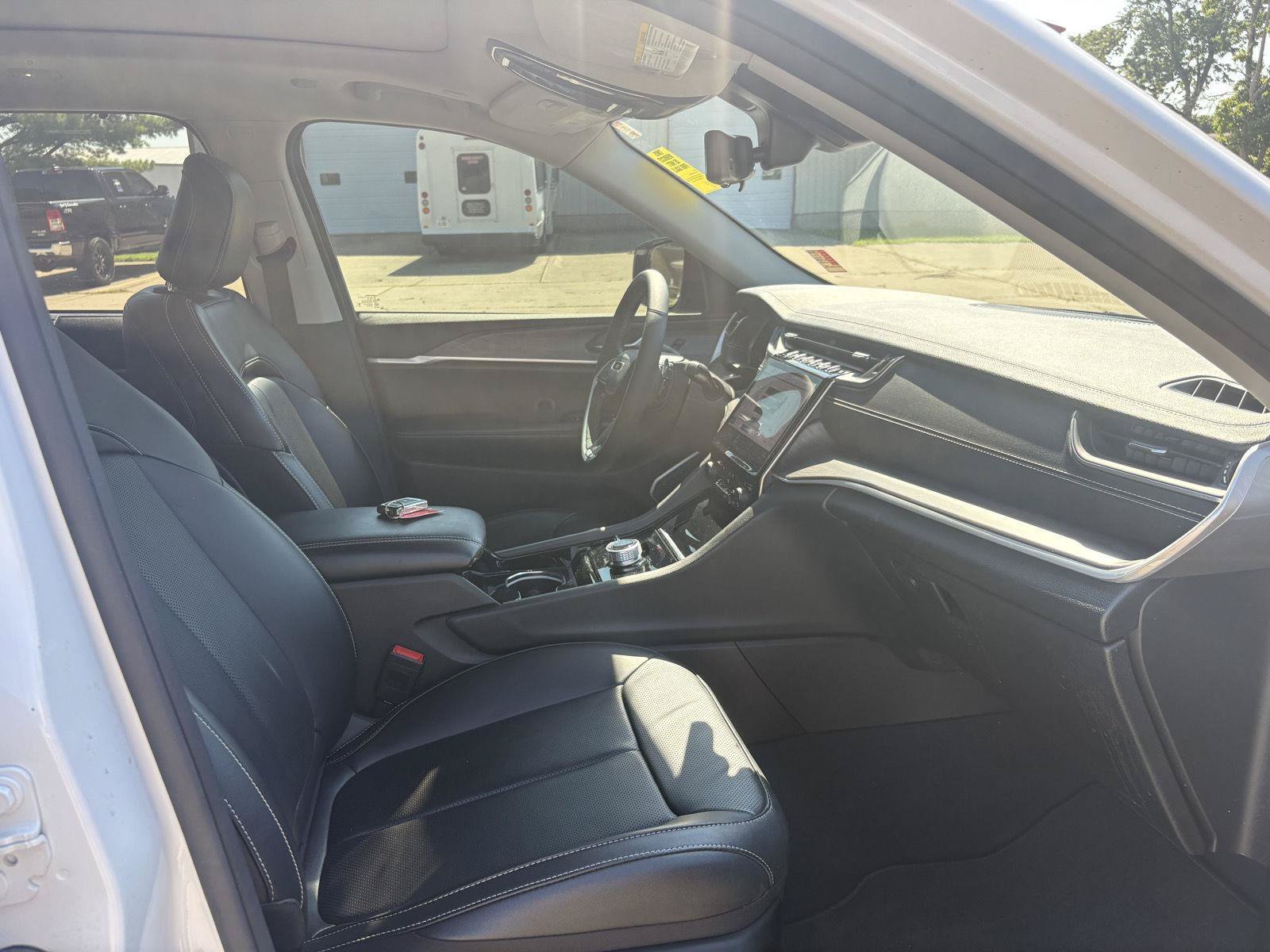 Used 2023 Jeep Grand Cherokee Limited w/ Luxury Tech Group II AWD/4WD image 17