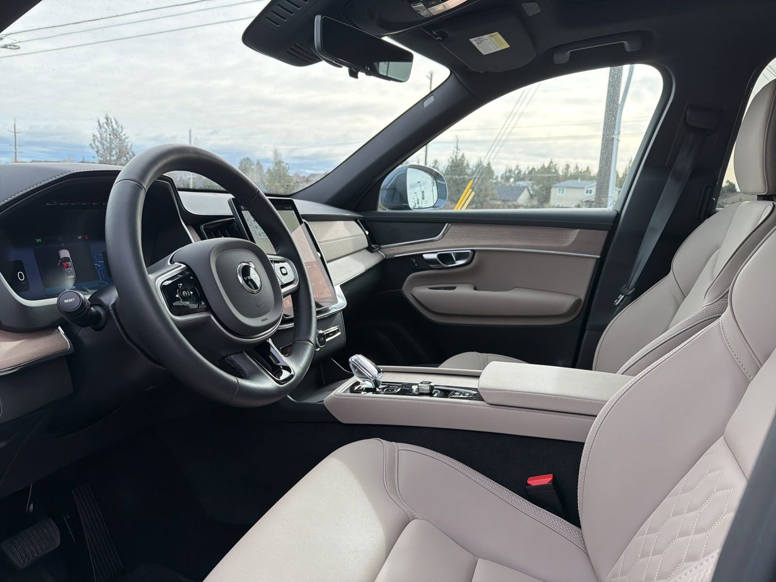 New 2026 Volvo XC90 B6 Core w/ Protection Package Premier image 18