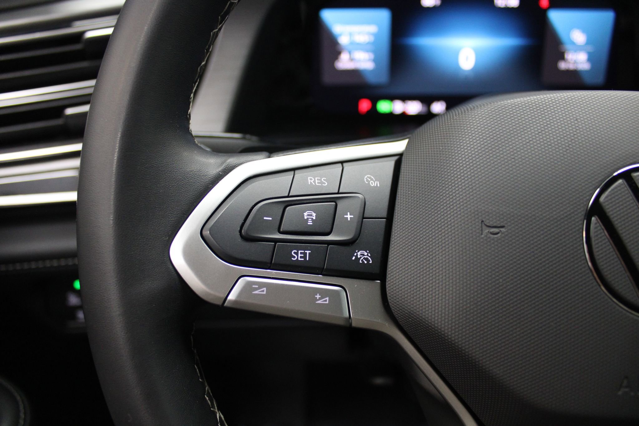 Used 2024 Volkswagen Atlas Cross Sport SE image 34