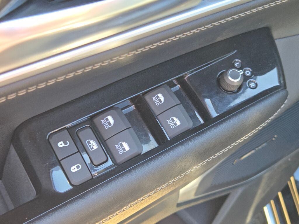 Used 2024 Jeep Wagoneer 4WD w/ Premium Group I image 28