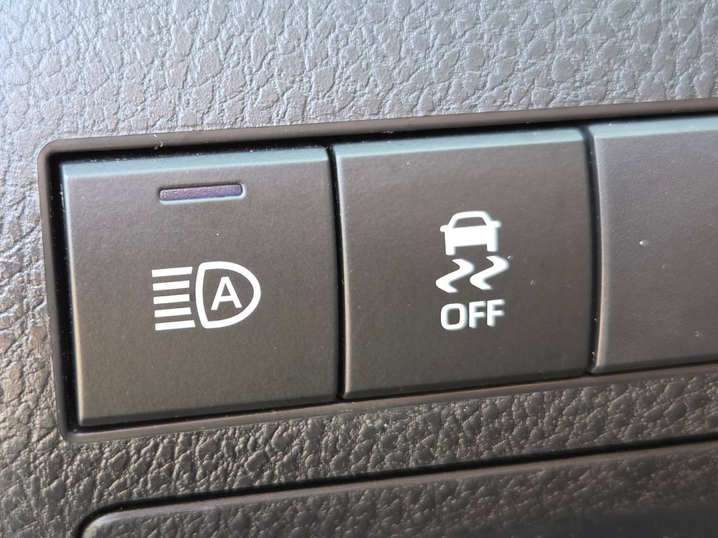 Used 2018 Toyota Camry LE FWD image 10