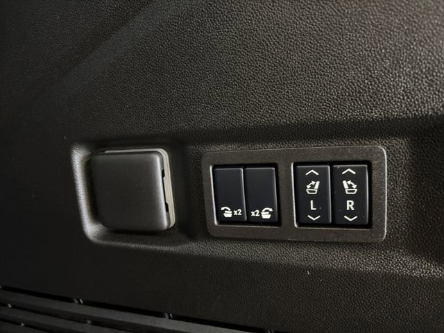 Used 2025 GMC Yukon AT4 w/ AT4 Premium Package image 29