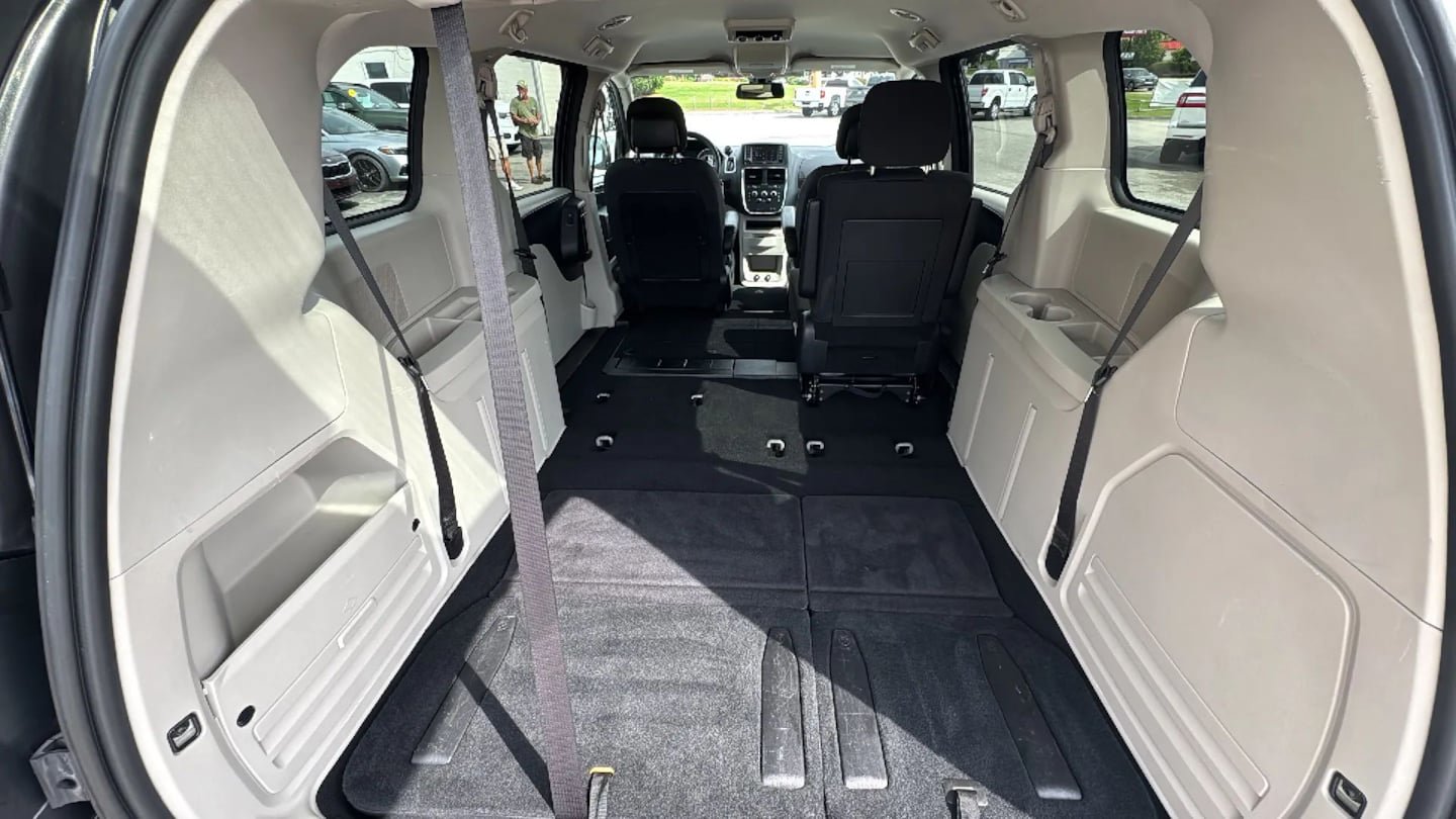 Used 2019 Dodge Grand Caravan SE w/ UConnect Hands-Free Group FWD image 25