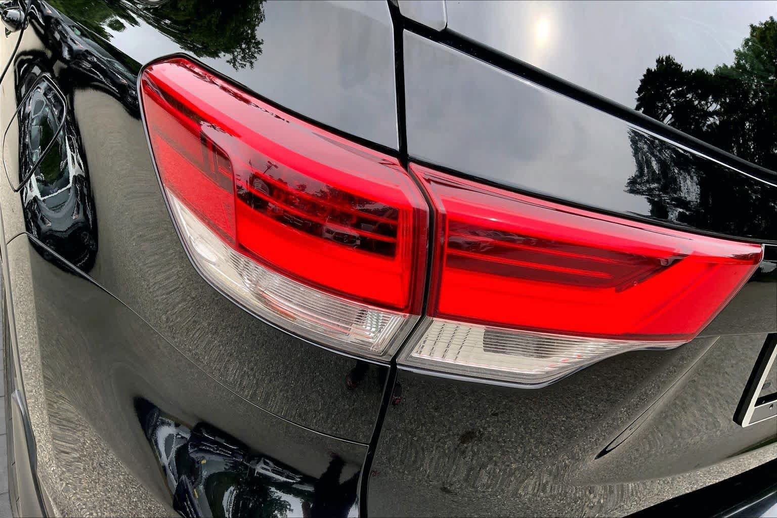 Used 2019 Toyota Highlander LE AWD/4WD image 28